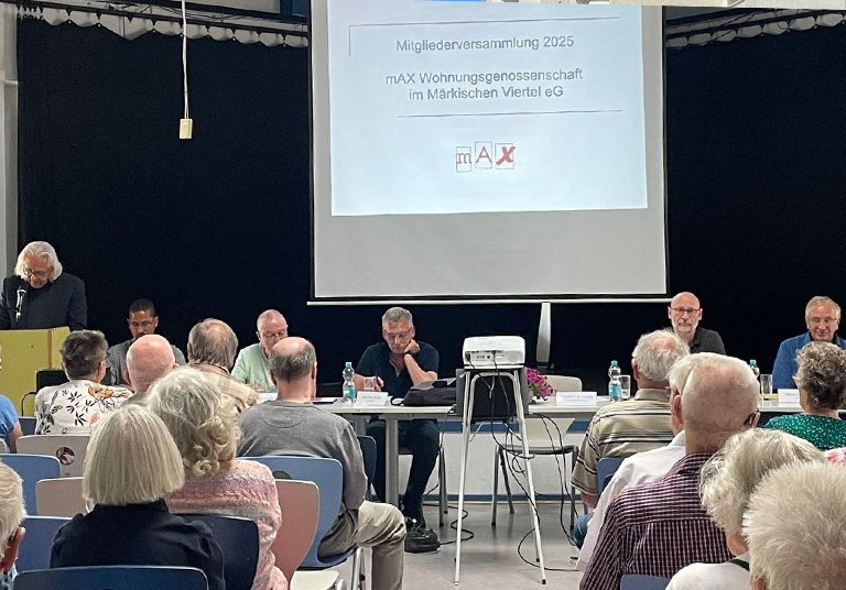 Mitgliederversammlung in einem großen Raum